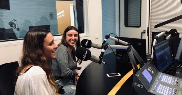 Alunas finalistas do curso de Comunicação na rádio SIM